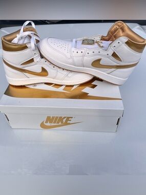 Air Jordan 1 Retro High OG "Metallic Gold"